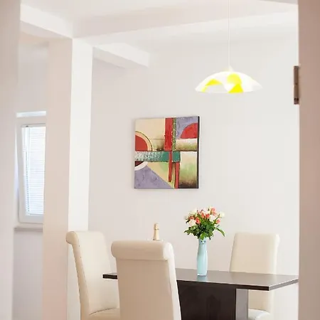 Sea & Mountain View Apartment